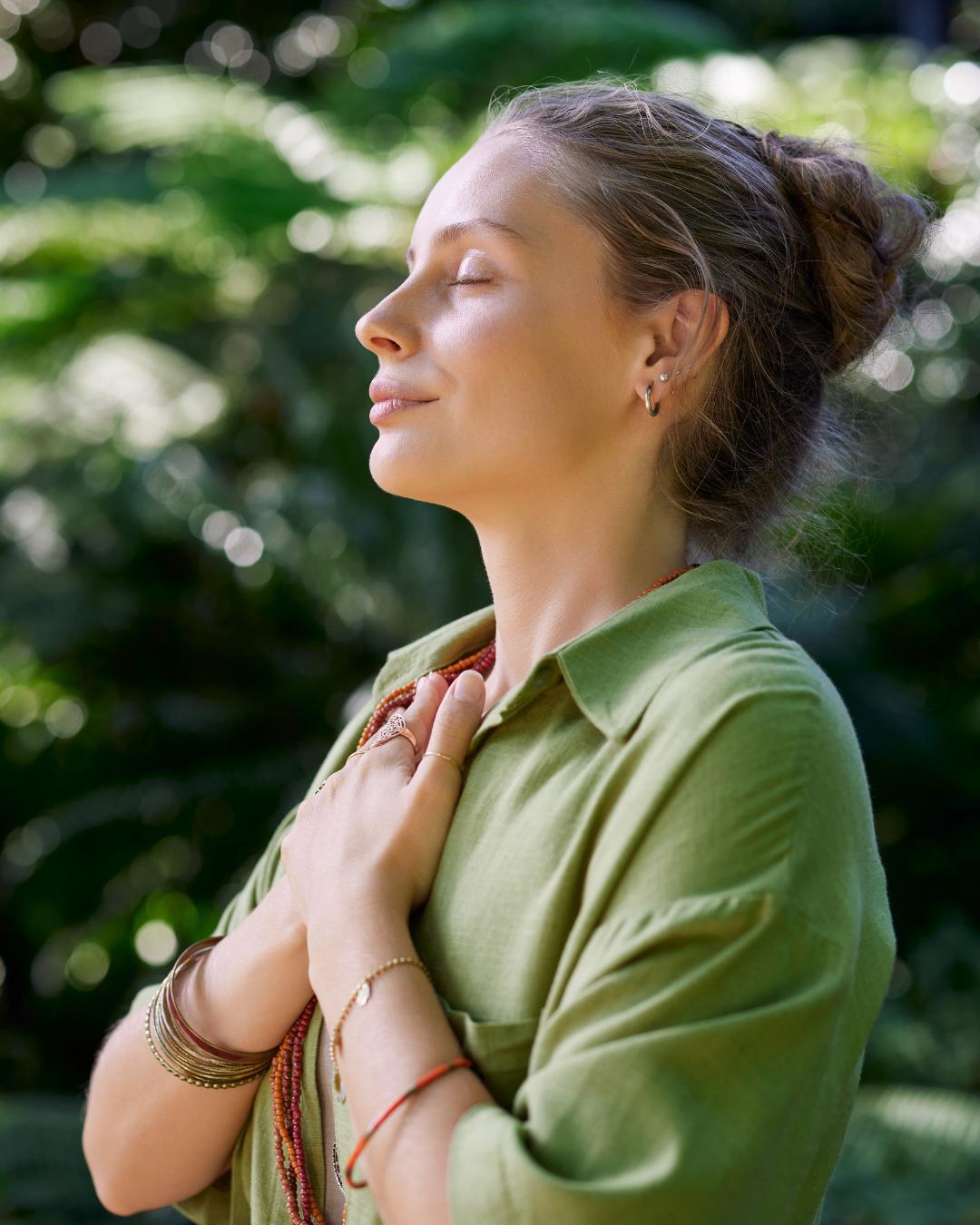 Femme apaisée qui respire calmement